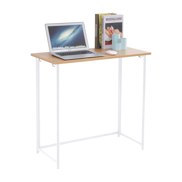 Schreibtisch mit hellem Holzplatte und weißem Metallgestell, darauf ein Laptop, zwei Bücher und ein weißer Computermaus