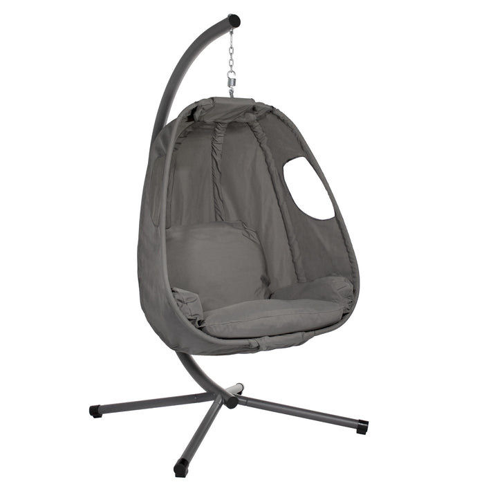 Grauer Hängesessel mit gepolstertem Sitz und Rückenlehne, an schwarzem Metallgestell mit vier Beinen aufgehängt