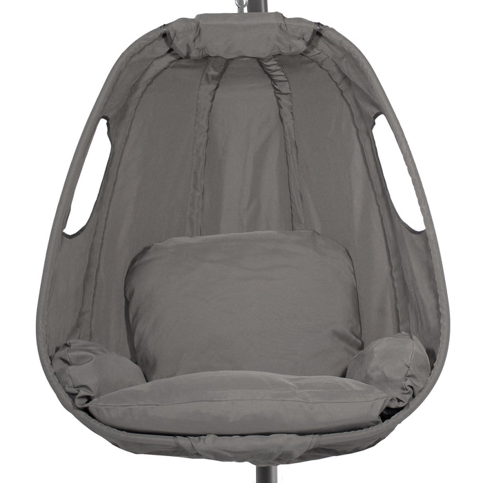 Nahaufnahme Sitzkorb von grauem Hängesessel mit weichen Kissen und seitlichen Griffen, geeignet zum Entspannen