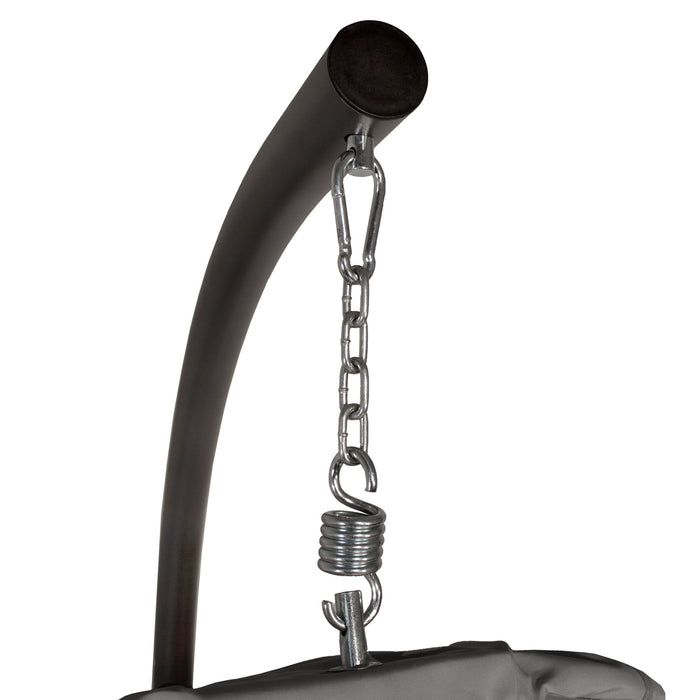 Nahaufnahme der Aufhängung mit Metallkette und Feder am Metallgestell des grauen Hängesessels