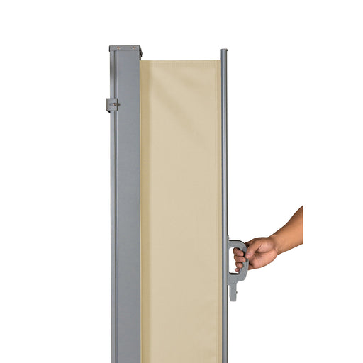 Hand zieht beige ausziehbare Seitenmarkise mit grauem Rahmen aus der Wandhalterung