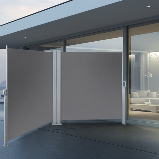 Moderner grauer Sichtschutz auf einer Terrasse vor großen Glasfenstern eines Hauses - Doppelseitenmarkise 600 x 160 cm