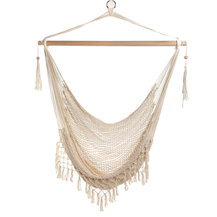 Beiger Hängesessel aus Netzstoff mit Holzquerstange und Fransen an den Seiten