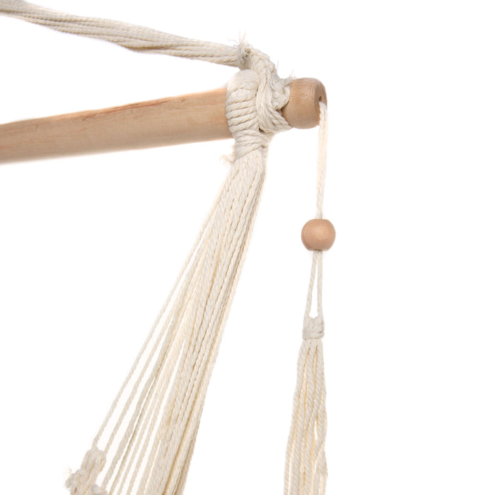 Nahaufnahme der Holzquerstange mit daran befestigten weißen Baumwollseilen und Holzperlen