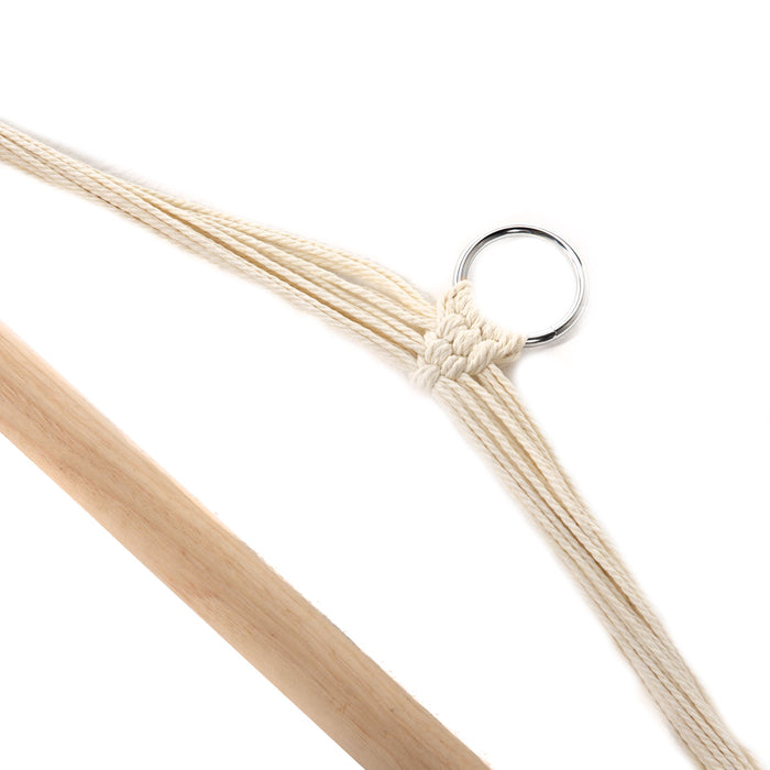 Nahaufnahme der Aufhängung mit rundem Metallring und beigem Makramee Knoten