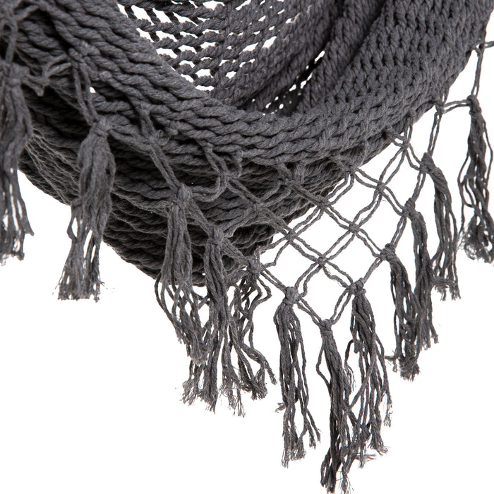 Nahaufnahme der grauen Makramee Fransen