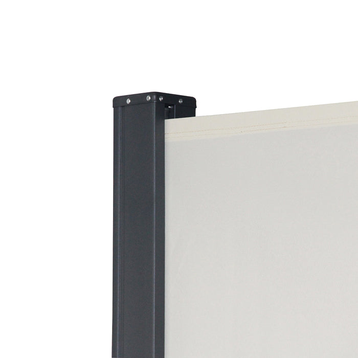 Grauer rechteckiger Metallpfosten mit beigem, ausziehbarem Sichtschutz