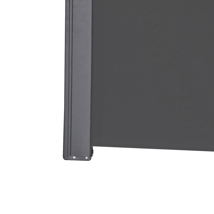 Nahaufnahme eines grauen Metallpfostens mit einer dunkelgrauen Stoffplane zum Herausziehen