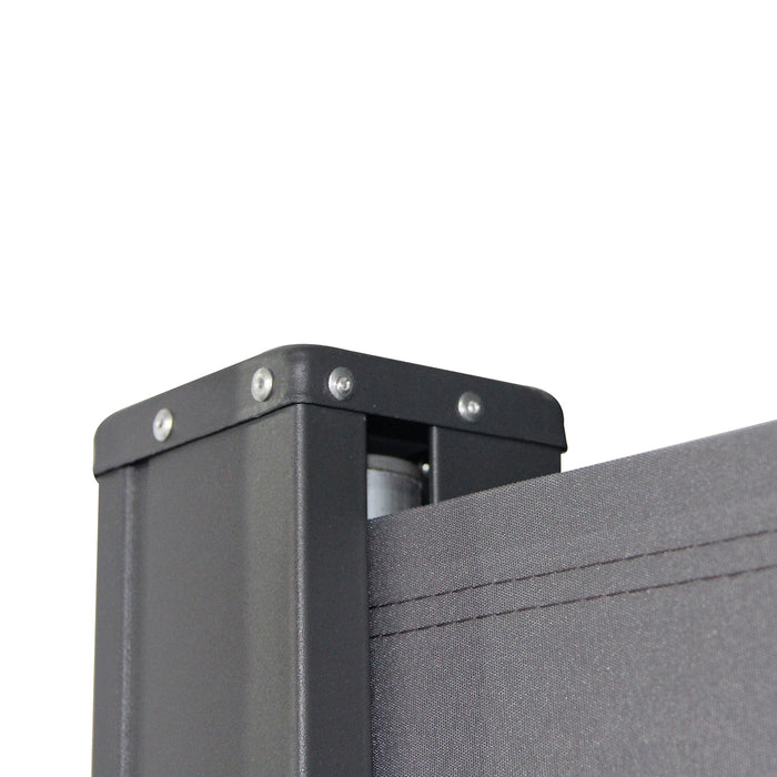 Grauer rechteckiger Metallpfosten mit grauem, ausziehbarem Sichtschutz