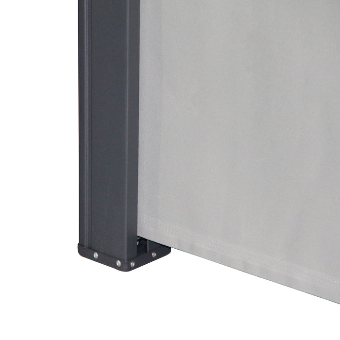 Nahaufnahme eines grauen Metallpfostens mit einer hellgrauen Stoffplane zum Herausziehen