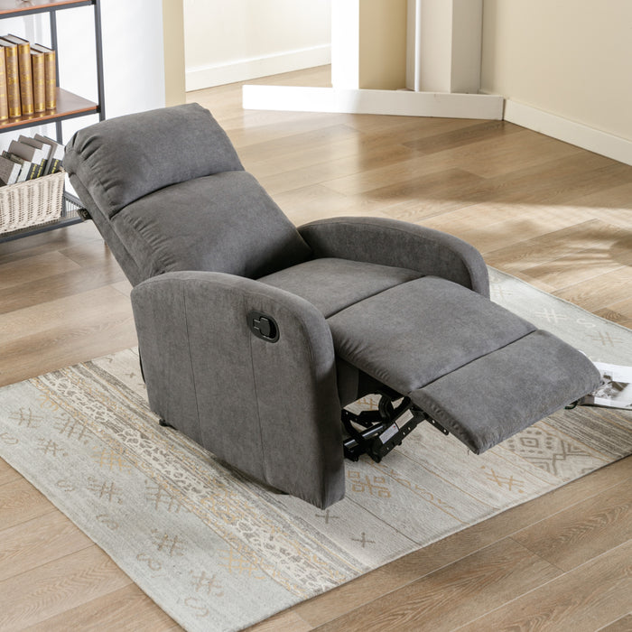 Grauer, gepolsterter Relaxsessel mit ausgeklappter Fußstütze in einem hellen Wohnzimmer auf einem gemusterten Teppich