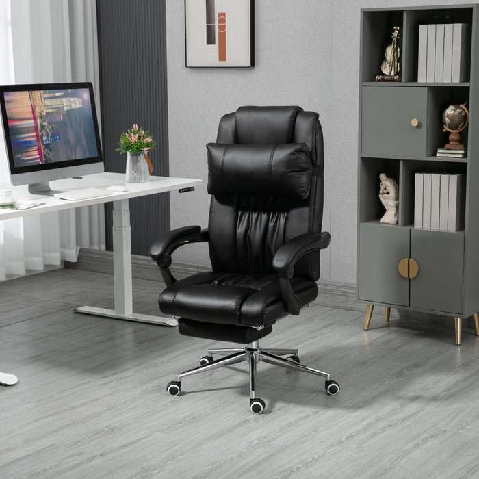 Schwarzer Chefsessel in modernem Büro mit weißem Schreibtisch, Computer und grauem Regal Ansicht von schräg vorne