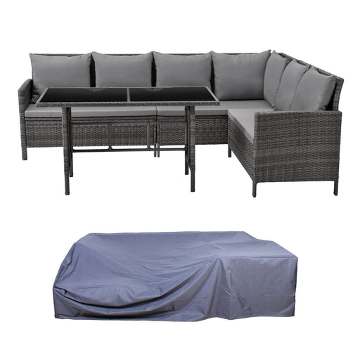 Eck-Loungegarnitur aus grauem Polyrattan mit grauen Kissen und schwarzem Tisch, darunter eine passende graue Abdeckplane