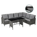 Eck-Gartenlounge aus grauem Polyrattan mit grauen Polsterkissen und schwarzem Glastisch, Detail zeigt abnehmbare Kissenbezüge