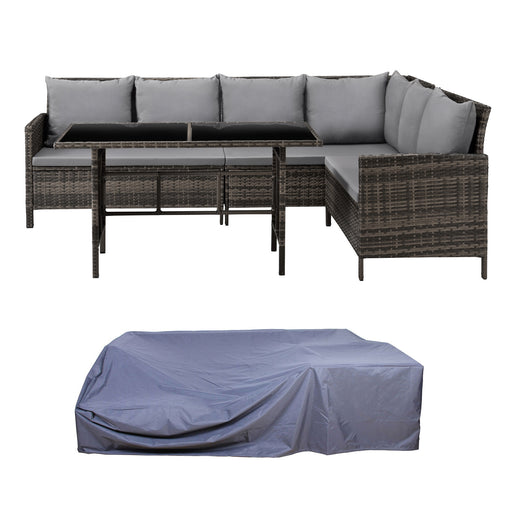 Eck-Loungegarnitur aus braunem Polyrattan mit grauen Kissen und schwarzem Tisch, darunter eine passende graue Abdeckplane