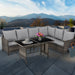 Eckige Gartenlounge mit grauen Polstern und schwarzem Tisch auf Terrasse mit Bergblick, Tisch mit Blumenstrauß und Sonnenhut