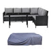 Schwarzes Ecksofa aus Rattan mit grauen Kissen und schwarzem rechteckigem Tisch, darunter eine passende Schutzhülle in Grau