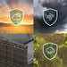 Vier Abschnitte zeigen Wettersymbole in Schutzschilden: Sonne und Wolken bei Sonnenuntergang, Wind bei dunklem Himmel, Regentropfen auf Gartenmöbel, Regen bei bewölktem Himmel und Bäumen.