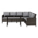 Ecksofa aus dunkelbraunem Polyrattan mit grauen Polstern und einem rechteckigen Tisch davor
