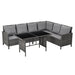 Ecklounge aus grauem Polyrattan mit grauen Sitz- und Rückenkissen und  schwarzem Glastisch