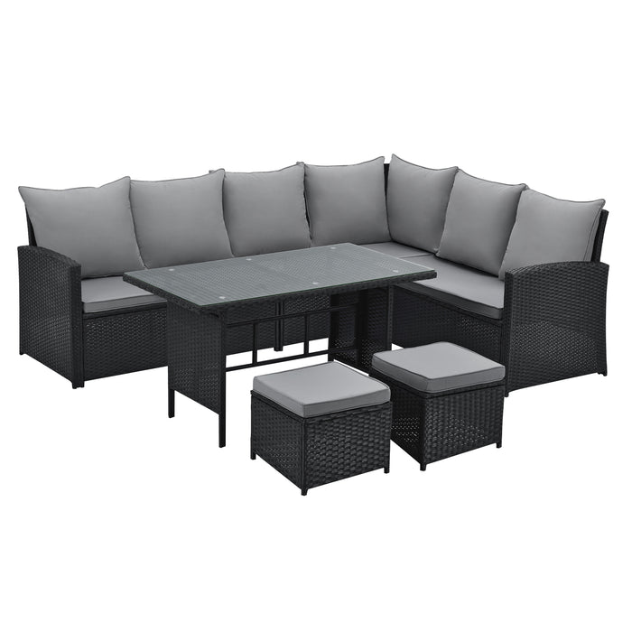 Schwarzes Gartenmöbel-Set aus Polyrattan mit Ecksofa, Tisch mit Glasplatte und zwei Hockern, ideal für Terrasse oder Balkon.