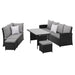 Gartenmöbel-Set angeordnet als ein Zweier- und ein Dreiersofa mit Tisch und Hocker.