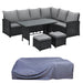 Ecklounge aus Polyrattan in Schwarz mit Tisch und Hockern, darunter eine passende graue Abdeckplane