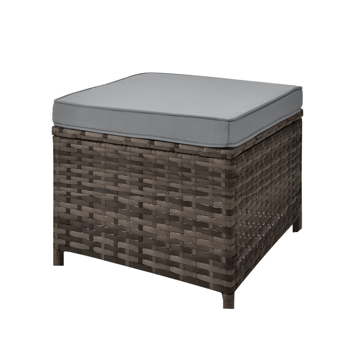 Viereckiger Hocker aus braunem Polyrattan mit grauem Sitzkissen