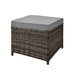 Viereckiger Hocker aus braunem Polyrattan mit grauem Sitzkissen