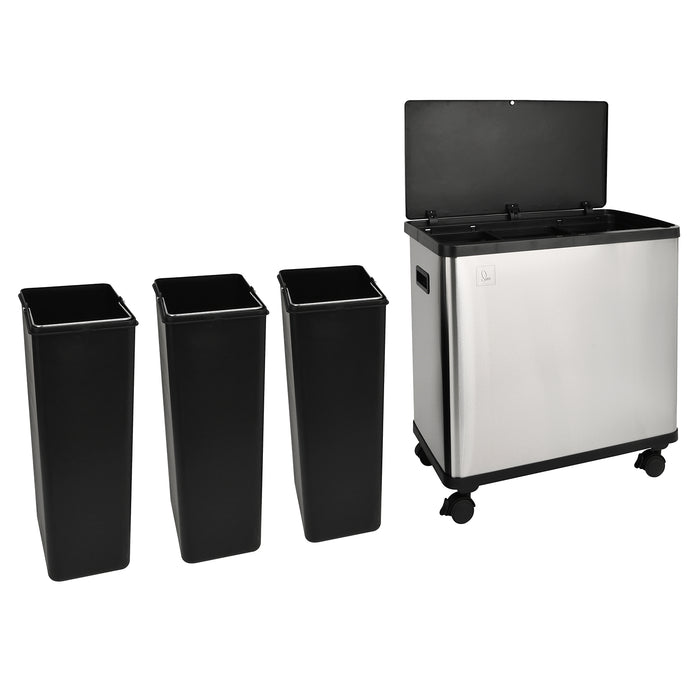 Silberner Mülleimer mit offenem Deckel auf Rollen und drei schwarzen, rechteckigen Inneneimern daneben.