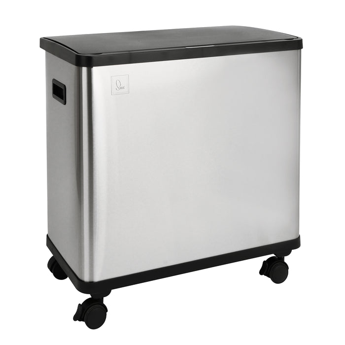 Rechteckiger silberner Mülleimer mit schwarzem Deckel und vier schwarzen Rollen, seitlicher Griff.