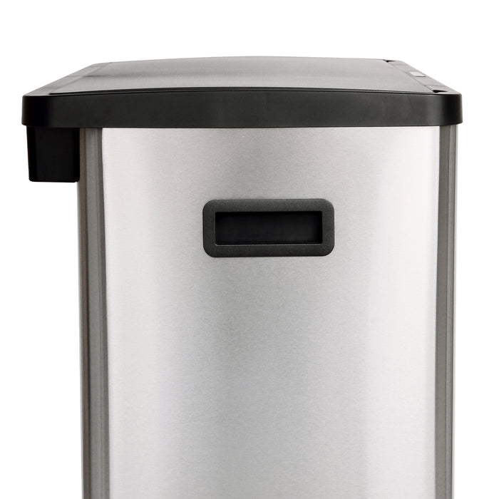 Rechteckiger silberner Mülleimer mit schwarzem Deckel und rechteckigem Griff an der Seite.