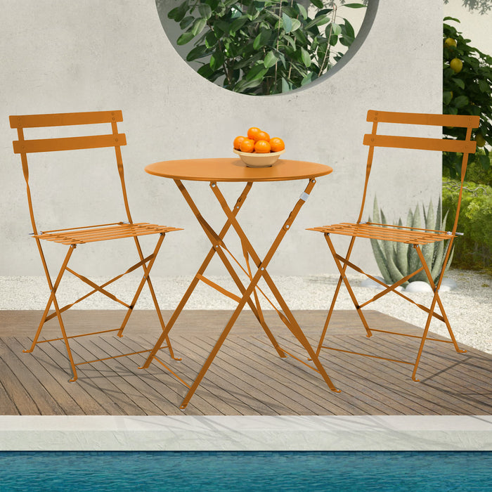 Kleines Metall-Bistro-Set mit rundem Tisch und zwei Klappstühlen in orange steht an einem Pool