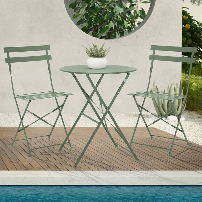 Kleines Metall-Bistro-Set mit rundem Tisch und zwei Klappstühlen in mintgrün steht an einem Pool