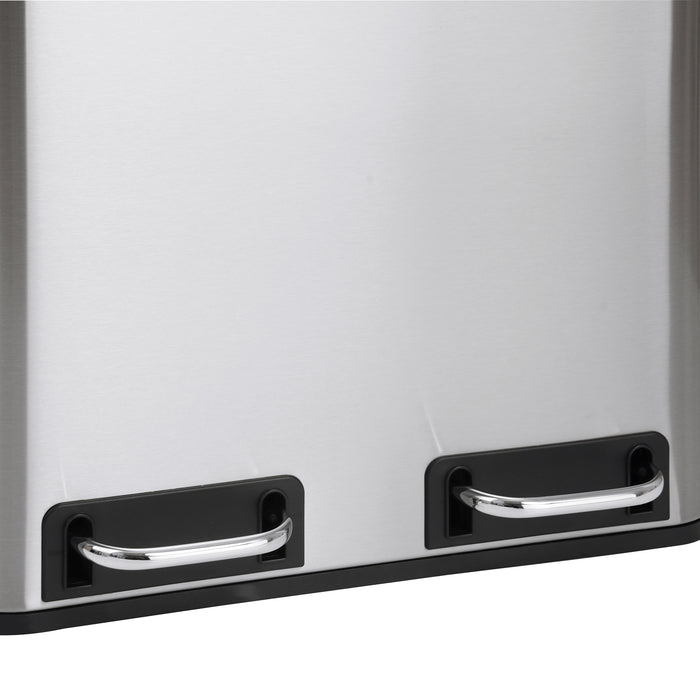 Unterer Teil eines silbernen Mülleimers mit zwei schwarzen Fußpedalen aus Metall