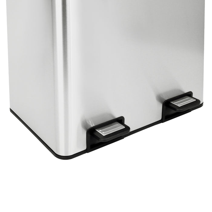 Unterer Bereich eines silbernen Mülleimers mit zwei rechteckigen Fußpedalen und schwarzem Sockel.