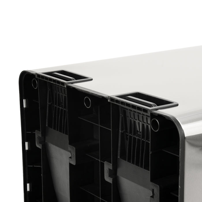 Nahaufnahme der Unterseite eines silbernen Doppel-Mülleimers mit einklappbaren Fußpedalen in eingeklappter Position.