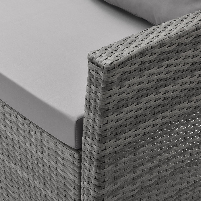 Eckansicht eines grauen Polyrattan-Gartenstuhls mit grauem Sitzkissen und Rückenpolster