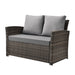 Zweisitziges Garten-Sofa aus braunem Polyrattan mit grauen Sitz- und Rückenkissen