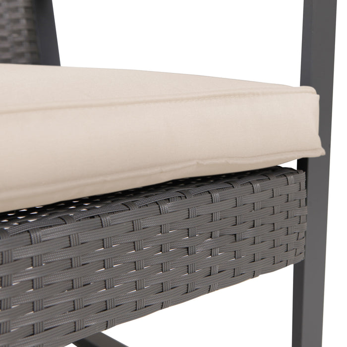 Beiges Sitzkissen auf grauem Rattan-Gartenstuhl