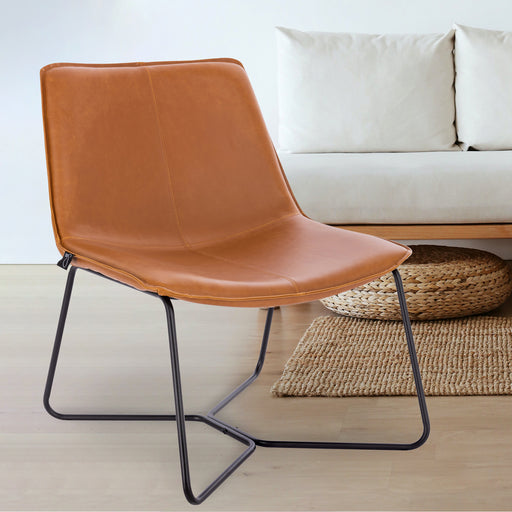 Moderner Stuhl mit cognacbraunem Kunstlederbezug und schwarzem Metallgestell vor einem weißen Sofa und einem Teppich