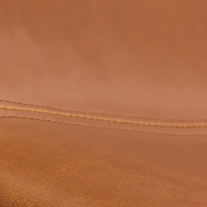 Detailansicht des Materials - cognacbraunes PU-Leder mit Ziernaht
