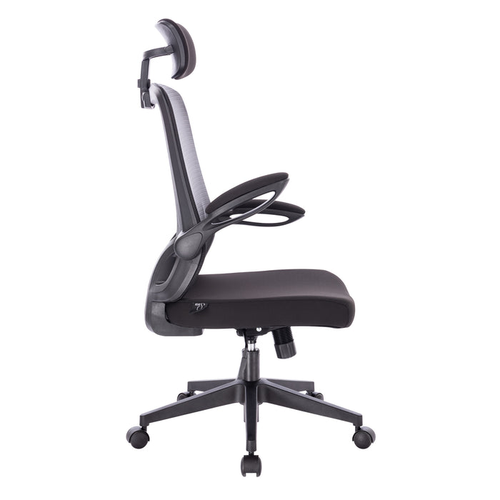 Schwarzer ergonomischer Bürostuhl mit verstellbarer Kopfstütze, Armlehnen und Rollen auf weißem Hintergrund