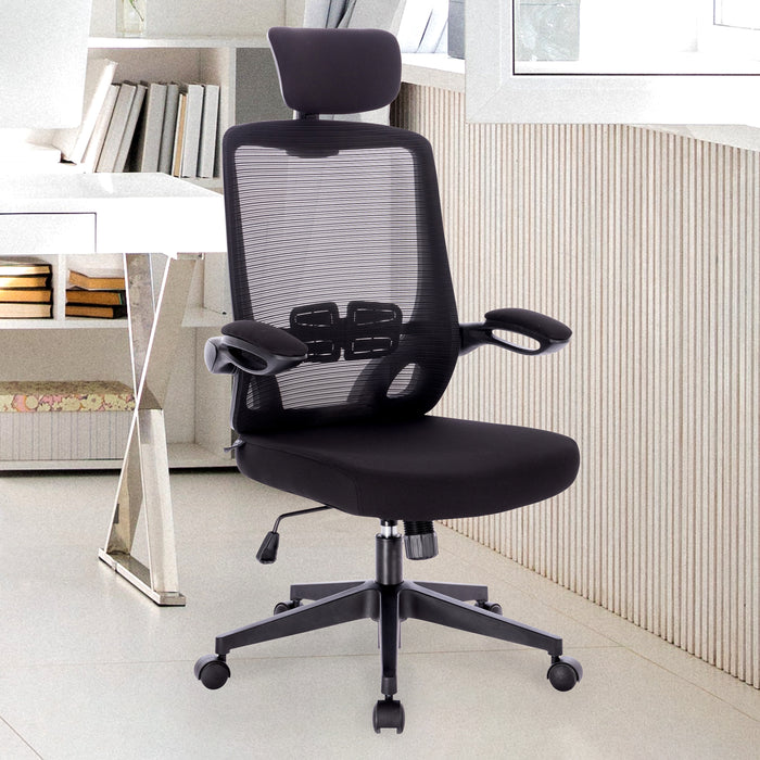 Schwarzer ergonomischer Bürostuhl mit Netzrückenlehne, verstellbarer Kopfstütze und Armlehnen in einem hellen Arbeitszimmer