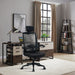 Schwarzer ergonomischer Bürostuhl mit Netzrückenlehne vor einem Schreibtisch mit Laptop und Schreibtischlampe in modernem Arbeitszimmer mit Fenster, Vorhängen und Bücherregal