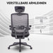 Schwarzer ergonomischer Bürostuhl mit verstellbaren Armlehnen, atmungsaktiver Mesh-Rückenlehne und Wirbelsäulenschutz, auf Rollen