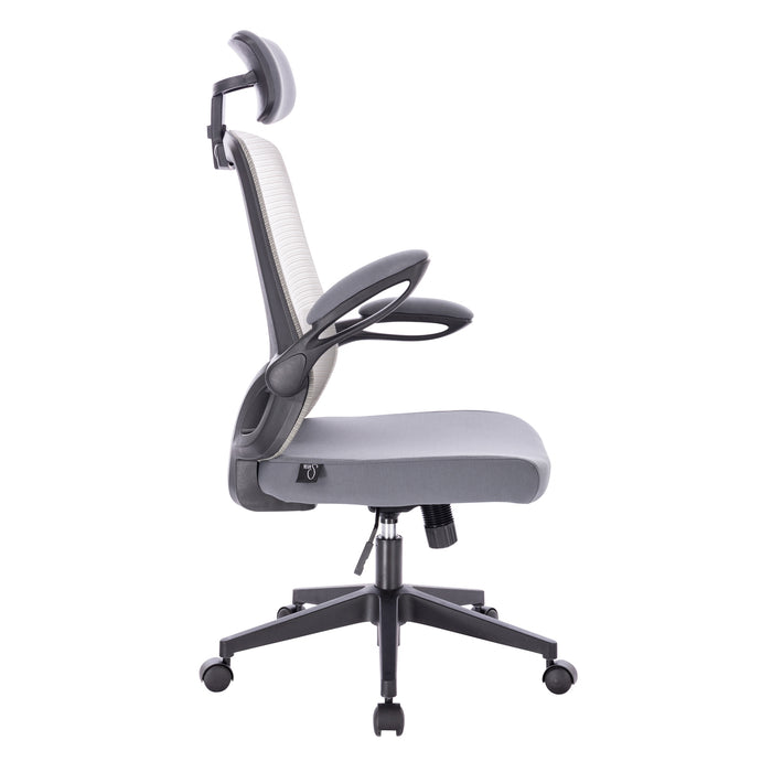 Grauer ergonomischer Bürostuhl mit verstellbarer Kopfstütze, Armlehnen und Rollen auf weißem Hintergrund