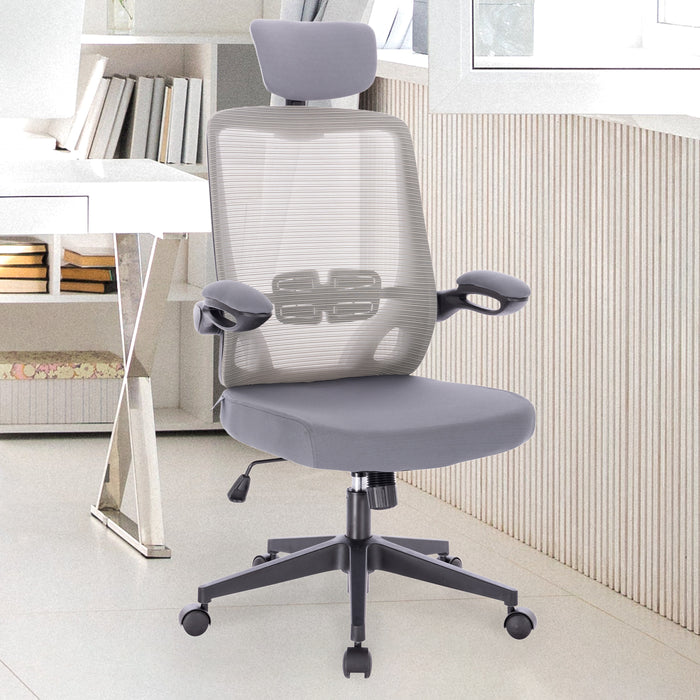 Grauer ergonomischer Bürostuhl mit Netzrückenlehne, verstellbarer Kopfstütze und Armlehnen in einem hellen Arbeitszimmer