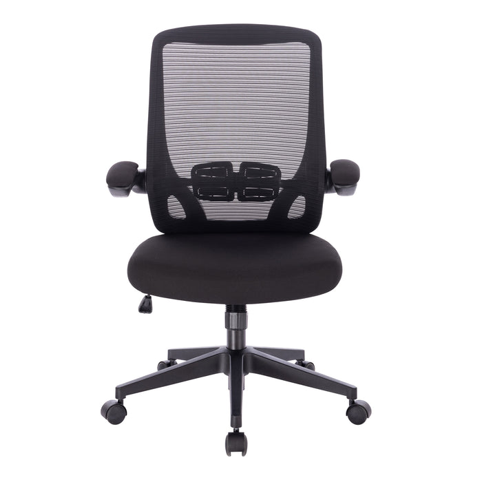 Schwarzer ergonomischer Bürostuhl mit Netzrückenlehne, gepolstertem Sitz, verstellbaren Armlehnen und Rollen frontal