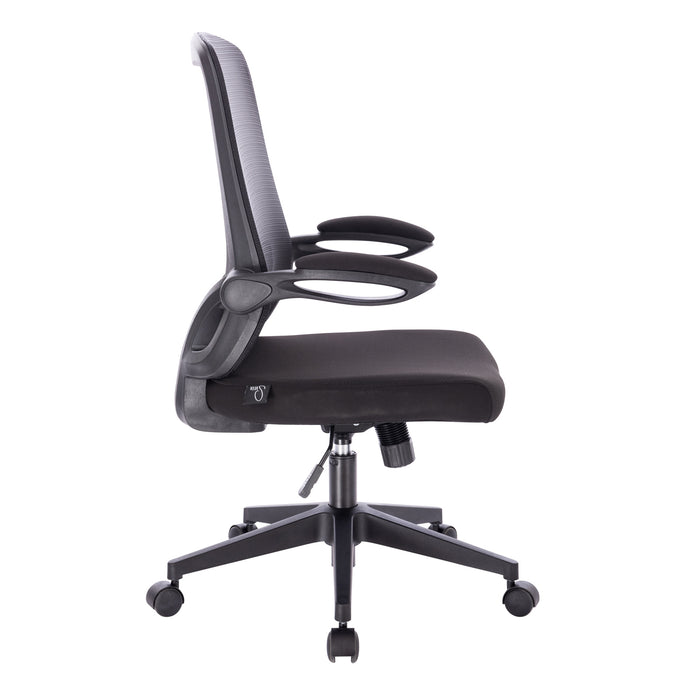 Schwarzer ergonomischer Bürostuhl mit Netzrückenlehne, gepolstertem Sitz, verstellbaren Armlehnen und Rollen seitlich